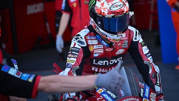 Bagnaia sale del box de Ducati en MotoGP.