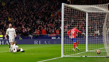 2-1. En un centro del conjunto rojiblanco Camavinga desvía el balón, Lunin duda, también Rüdiger. El portero ucraniano despeja con la mano, rebota en el defensa alemán y el esférico termina en los pies de Morata que marca a placer.