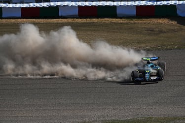 El español Fernando Alonso, al volante del Mercedes AMR25 de Aston Martin F1, hace un trompo sobre la grava durante los entrenamientos previos al Gran Premio de Japón de F1 en el Circuito de Suzuka.