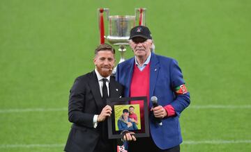 José Ángel Iríbar posa con el homenajeado que porta una foto de ambos cuando Muniain era una promesa que todavía no había debutado en el primer equipo.