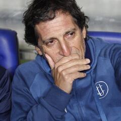 Mario Salas se abre a un cambio de esquema en Católica