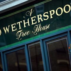 Reino Unido arranca motores para reconvertir sitios históricos españoles en pubs irlandeses