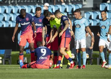 Luis Suárez envió un pase a la carrera a Carrasco que el belga no materializó en gol, el problema vino cuando el uruguayo recibió un feo pisotón de Hugo Mallo cuando soltó la pelota y dejó al uruguayo dolorido.