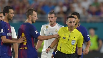 Ivan Rakitic protagoniz&oacute; una trifulca con el colegiado del partido.