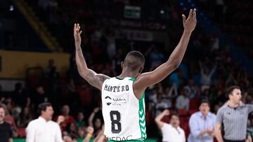 Jean Montero, base del Betis, celebra una canasta.