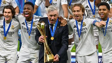 Doha (Qatar), 18/12/2024.- Team of Real Madrid celebrates with their trophy after winning the FIFA Intercontinental Cup 2024 final match between Real Madrid and Pachuca in Lusail, Qatar, 18 December 2024. (Catar) EFE/EPA/NOUSHAD THEKKAYIL