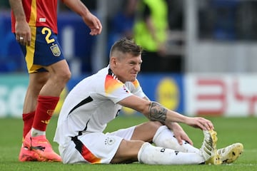 Kroos se duele durante el partido.