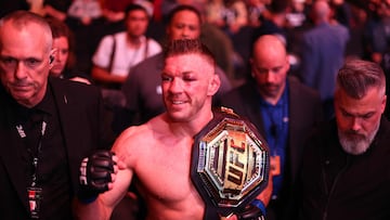 El sudafricano Dricus du Plessis con su cinturón de campeón en el UFC 297.