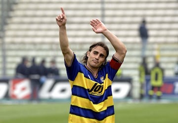 ras permanecer en el Napoli durante tres temporadas fue fichado por el Parma en 1995, equipo con el cual obtuvo dos Copas de Italia, una Supercopa de Italia y una Copa de la UEFA.