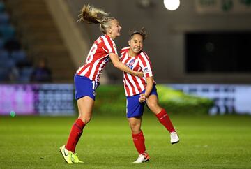 Verónica Charlyn Corral y Toni Duggan celebrando el gol del empate 