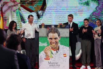 Rafa Nadal con una imagen suya obsequio del COE.








