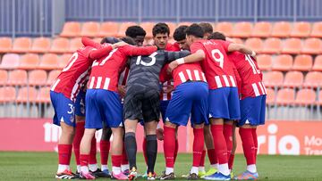 Los jugadores del Atlético B hacen una piña antes del partido contra el Alcoyano.