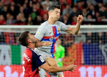 The foul for which Robert Lewandowski's received the first of his two yellow cards in Osasuna vs Barcelona. 