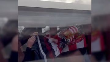 El momento que protagonizaron aficionados de Newcastle y Sunderland en carretera