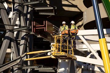 Así avanzan las obras remodelación y modernización del Santiago Bernabéu. Ni las lluvias de elevada intensidad caídas en la capital ni los efectos de la DANA climatológica que están afectando a toda España han frenado el ritmo de las obras cuya finalización está prevista para principio del mes de octubre de 2022, aunque es factible que la finalización de la reforma finalice unos meses antes de lo previsto.