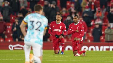 La Premier seguirá hincando la rodilla en contra del racismo