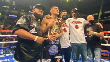 Vergil Ortiz celebra su victoria ante Maurice Hooker.