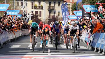 Colombianos en la tercera etapa de la Vuelta al País Vasco