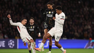 (From L) Chelsea's French defender #27 Malo Gusto, Paris Saint-Germain's French forward #29 Bradley Barcola and Chelsea's French defender #29 Wesley Fofana go for the ball during the UEFA Champions League round of 16 first leg football match between Paris Saint-Germain (PSG) and Chelsea at the Parc des Princes stadium in Paris on March 11, 2026. (Photo by FRANCK FIFE / AFP)