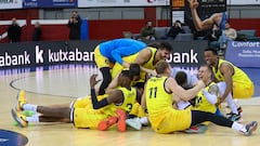 Los jugadores del Movistar Estudiantes celebran la victoria ante el Guuk Gipuzkoa.