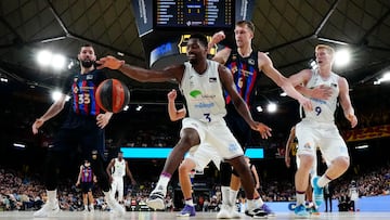 BARCELONA (ESPA?A), 07/06/2023.- El alero canadiense de Unicaja Melvin Ejim (2i) intenta controlar la bola durante el primer partido correspondiente a las semifinales de la Liga Endesa entre el Bar?a y el Unicaja M¨¢laga, hoy mi¨¦rcoles en Barcelona. EFE/ Enric Fontcuberta