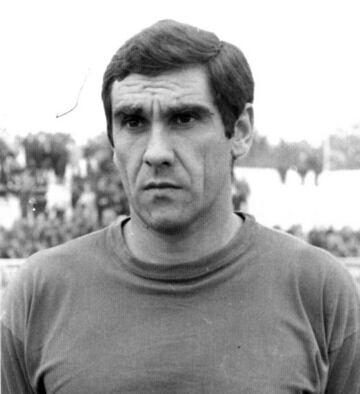 Jug車 con el Osasuna la temporada 1956-57. Visti車 la camiseta del Athletic Club entre 1957 y 1961.