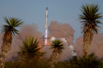 El megacohete Starship de SpaceX despega para un vuelo de prueba desde Starbase en Boca Chica, Texas.