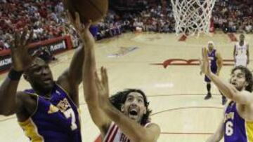 <b>SUPERIOR. </b>Luis Scola supera a Lamar Odom y a Pau Gasol. El argentino ganó la batalla reboteadora.