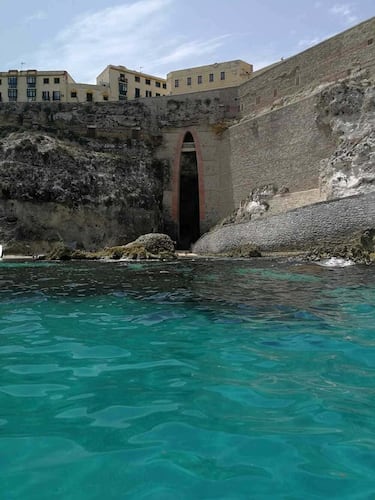 
Ubicada cerca del faro de Melilla, esta cala es un paraje rocoso espectacular con aguas cristalinas. Su acceso es limitado, solo posible por mar o a través de las Cuevas del Conventico. Un lugar mágico para desconectar.