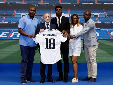 El nuevo jugador posa con su familia y el presidente Florentino Pérez. 