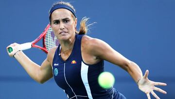 Mónica Puig devuelve una bola.