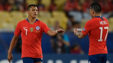 Chile's Gary Medel (R) gives the captain's band to teammate Alexis Sanchez as he leaves the field during their Copa America football tournament group match at Maracana Stadium in Rio de Janeiro, Brazil, on June 24, 2019. (Photo by Mauro PIMENTEL / AFP)