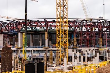 El regreso al nuevo Camp Nou, según el propio club catalán, está a la vuelta de la esquina. Las últimas instantáneas del avance de las obras muestras la construcción del anillo exterior del estadio.