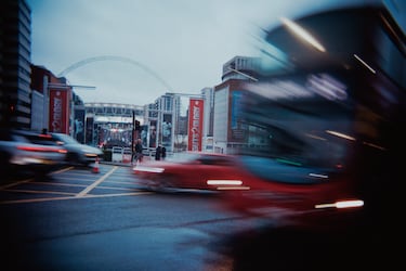 El tráfico circula cerca del estadio antes del partido amistoso internacional entre Inglaterra y Uruguay en el estadio de Wembley.