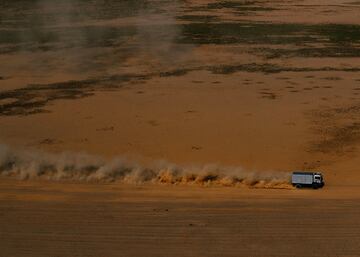 Michael Baumann, Philipp Beier y Sebastian Lindner durante la segunda etapa del Dakar 2024 con un recorrido entre Al Henakiyah y Al Duwadimi.