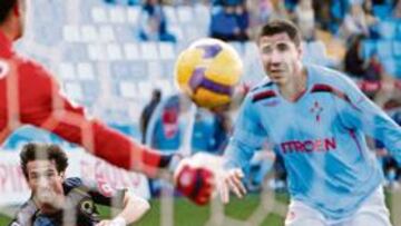 <b>LA PARADA DEL PARTIDO. </b>Notario sacó esta mano derecha prodigiosa para salvar el remate a bocajarro de Morán que podía ser el 2-2.