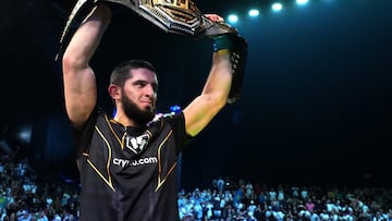 Islam Makhachev levanta el cinturón del peso ligero.