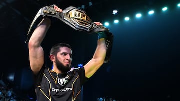 Islam Makhachev levanta el cinturón del peso ligero.