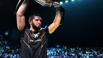 Islam Makhachev levanta el cinturón del peso ligero.