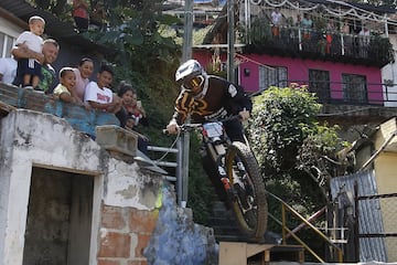 Los mejores exponentes del downhill recorrieron las calles de varios barrios de la comuna trece de Medellín. Con el evento se buscaba que el recorrido de 2260 metros se convierta en un nuevo récord mundial. Los Récord Guiness enviaron dos representantes para avalarlo. Uno de los participantes fue el mejor de la modalidad, el estadounidense Nicholi Rogatkin.