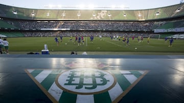 La primera plantilla del Real Betis se entrenó este martes por la tarde ante unos 10.000 aficionados verdiblancos, que apoyaron al equipo horas antes de que viajar a Valencia para jugar la vuelta de la semifinal de la Copa del Rey.