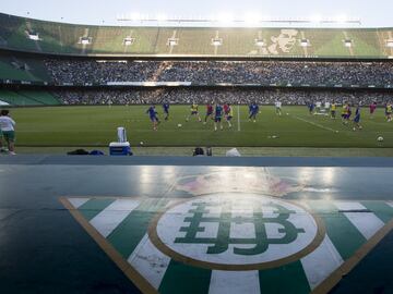 La primera plantilla del Real Betis se entrenó este martes por la tarde ante unos 10.000 aficionados verdiblancos, que apoyaron al equipo horas antes de que viajar a Valencia para jugar la vuelta de la semifinal de la Copa del Rey.