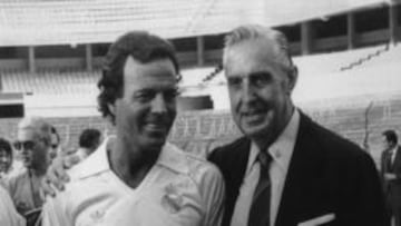 Julio Iglesias en una imagen de archivo con la camiseta del Real Madrid. 