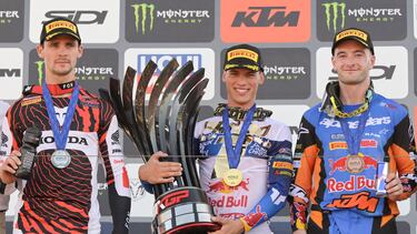 CÓZAR (CIUDAD REAL), 29/09/2024.- El piloto español del equipo Red Bull GASGAS Factory Racing, Jorge Prado (c), se ha proclamado campeón del mundo de la categoría reina de motocross MXGP, completando el podio en segundo lugar el piloto esloveno del equipo Team HRC, Tim Gajser (i) y en tercer lugar el piloto neerlandés del equipo Red Bull KTM Factory Racing, Jeffrey Herlings (d), durante la celebración hoy domingo del último gran premio del mundial de motocross, Castilla-La Mancha MXGP 2024, celebrado en Cózar (Ciudad Real). EFE/Jesús Monroy