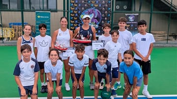 La tenista madrileña Marina Benito posa con el trofeo de campeona del Torneo de Santurtzi del Circuito IBP Tenis Pro