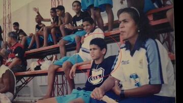 Costa empezó a jugar desde muy pequeño en la Escuela de Fútbol de Lagarto llamada Bola de Ouro. En la foto, con su madre Josileide Costa.
