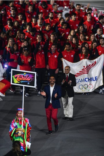 Felipe Miranda, abanderado nacional, lidera a la delegación chilena desfilando en el estadio Nacional de Lima en el marco de la inauguración de los Juegos Panamericanos Lima 2019.