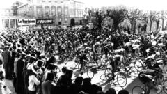 La París-Roubaix parece en muchos aspectos una carrera de otro tiempo. Y de hecho es una de las más antiguas del calendario. Sólo otro de los monumentos como la Lieja-Bastoña-Lieja, fundada cuatro años antes, tiene más historia que esta París Roubaix que vivió su primera edición un 19 de abril de 1896. Creada como una prueba que serviría de preparación para la Burdeos-París, cita con mucha fama en la época. En esta primera edición de la Roubaix participaron 51 corredores de los que el más rápido fue un alemán, Josef Fischer, que la completó en más de nueve horas para embolsarse un importante premio de 1.000 francos. Tercero fue Maurice Garin, que ganaría las dos siguientes ediciones… y también el Tour de Francia.