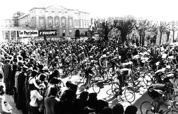 La París-Roubaix parece en muchos aspectos una carrera de otro tiempo. Y de hecho es una de las más antiguas del calendario. Sólo otro de los monumentos como la Lieja-Bastoña-Lieja, fundada cuatro años antes, tiene más historia que esta París Roubaix que vivió su primera edición un 19 de abril de 1896. Creada como una prueba que serviría de preparación para la Burdeos-París, cita con mucha fama en la época. En esta primera edición de la Roubaix participaron 51 corredores de los que el más rápido fue un alemán, Josef Fischer, que la completó en más de nueve horas para embolsarse un importante premio de 1.000 francos. Tercero fue Maurice Garin, que ganaría las dos siguientes ediciones… y también el Tour de Francia.