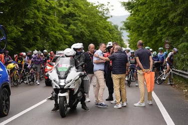 Carrera neutralizada. El director de carrera, Mauro Vegni, detuvo la carrera durante la sexta etapa del Giro de Italia, de Potenza a Nápoles.